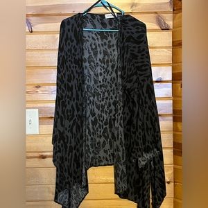 One size cardigan NWOT. Gorgeous from The Nines!